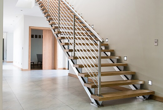 Quels sont les avantages et inconvnients d'un escalier droit?